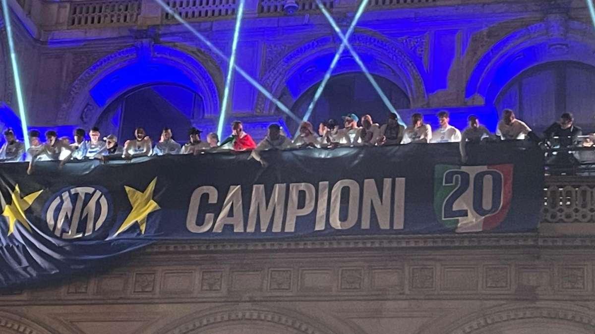 L'oceano di tifo, il delirio in Piazza Duomo, lo show di Barella e Dimarco: FOTO E VIDEO dalla parata scudetto