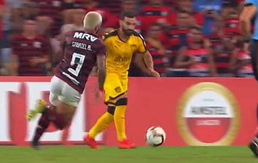 VIDEO - Gabigol, stavolta va male: fallaccio e rosso diretto contro il Penarol