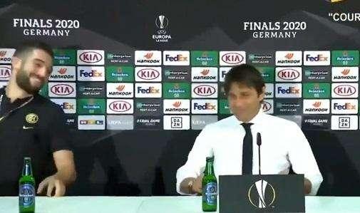 VIDEO - Conte, siparietto bis in conferenza con Gagliardini: "Bevila anche tu una birretta, tanto..."