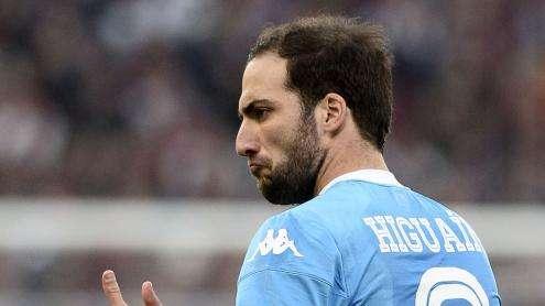 Napoli, seduta mattutina: lavoro specifico per Higuain