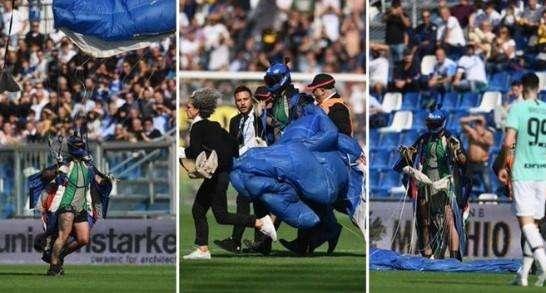 Paracadutista atterra in campo sul rigore di Lukaku: fermato dagli steward