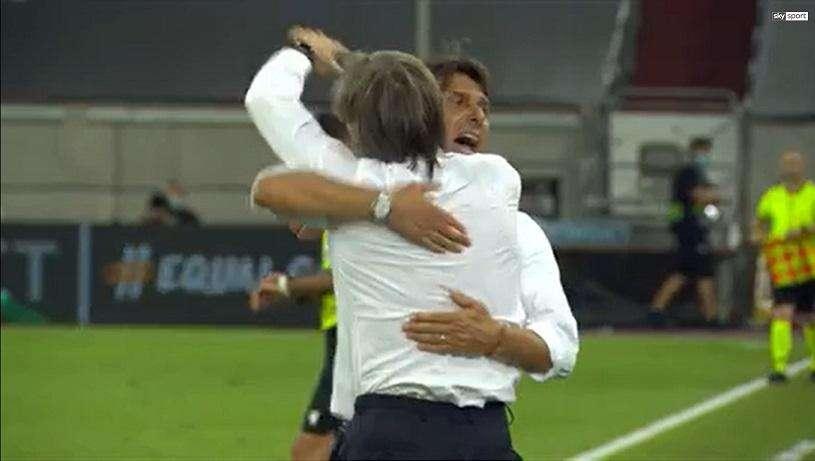TS - Conte come Mourinho: l'abbraccio a Oriali ricorda Barcellona 2010