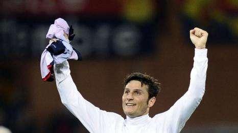 Che momento per Zanetti: autogol e... ovazione!