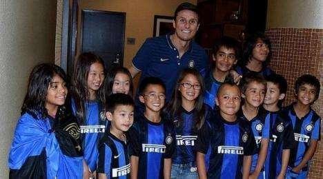 FOTO - Zanetti coi bimbi dell'IC Northern California