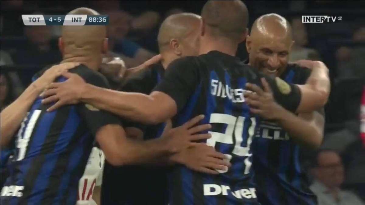 L'Inter Forever non perdona: 5-4 a domicilio alle Spurs Legends. Doppio Suazo, decisivo Kharja nel finale