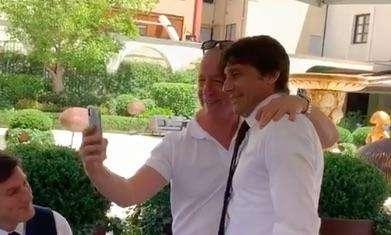 Conte, il pranzo può aspettare: un tifoso chiede un selfie al tecnico