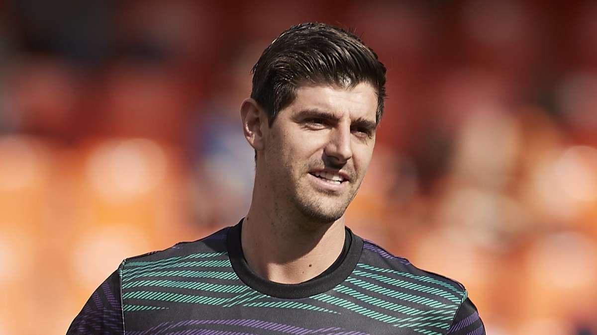 La smentita di Courtois: "La fascia da capitano non è un capriccio, ho chiarito con Lukaku. Via dal ritiro per infortunio"