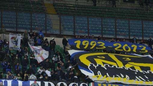 Fischi da San Siro per il Genoa ritardatario