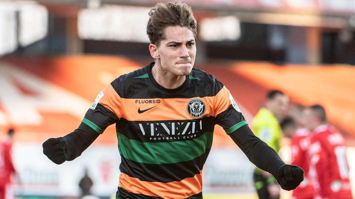 La Serie B premia Sebastiano Esposito: la magia col Cosenza gol del mese di aprile