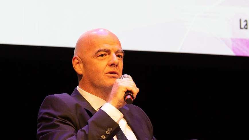 Infantino assicura: "Non verranno utilizzati cartellini blu ad alto livello, FIFA contraria"