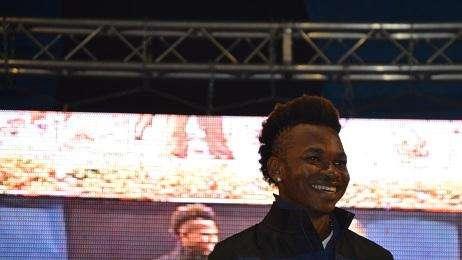 Il look insolito di Obi stimola i cori anti-Balotelli