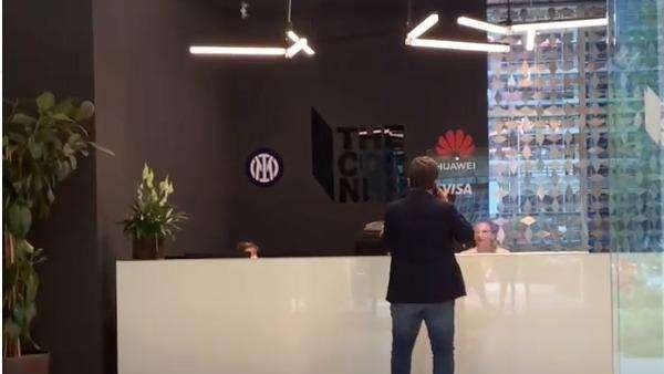 VIDEO - L'agente Busardò nella sede dell'Inter: avviati i discorsi per il rinnovo di contratto di Ashley Young