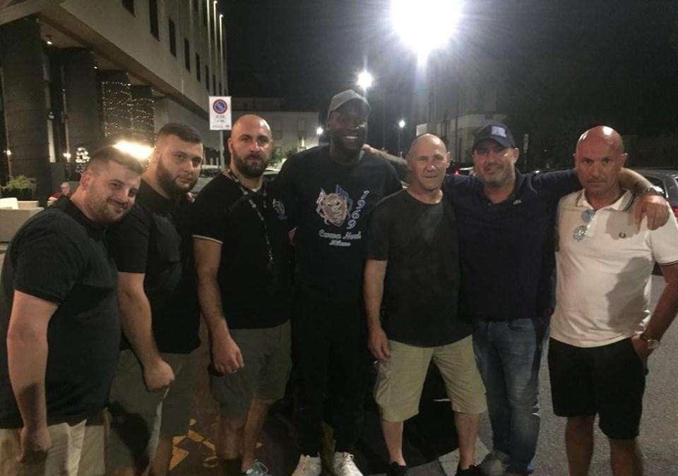 Una rappresentanza della Nord incontra Lukaku: il belga si scatta una foto con i tifosi