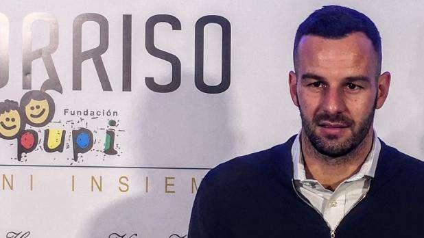 Prove di normalità ad Appiano Gentile: foto (a distanza) con i tifosi per Handanovic, Padelli e Zanetti