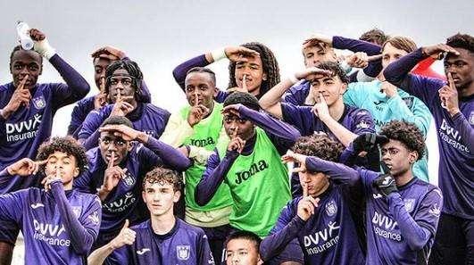 Il bellissimo gesto dell'Anderlecht: le giovanili trionfano e replicano l'esultanza di Lukaku