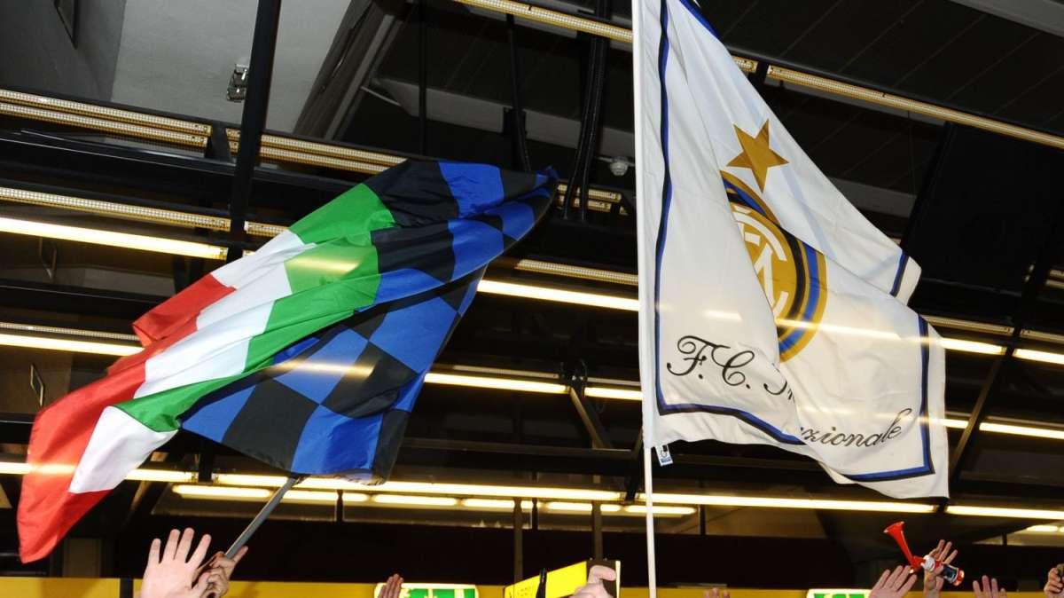 Derby di sfottò alla partenza del Milan