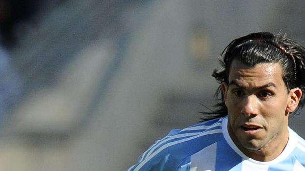 L'agente Tirri socchiude le porte per Tevez e Fabregas