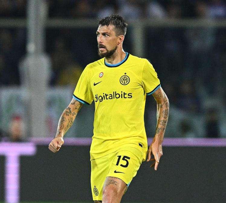 Sky - Acerbi sorpassa De Vrij in difesa. Curva Nord al lavoro per la coreografia