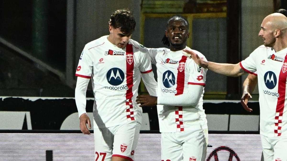 VIDEO - Il Genoa rimonta il doppio svantaggio, ma alla fine passa il Monza (3-2): gli highlights