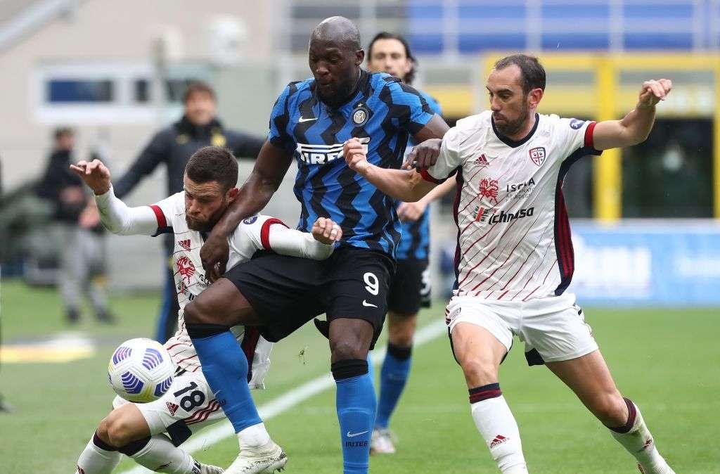 Cagliari, Godin non va in ritiro: il Besiktas insiste per l'ex Inter