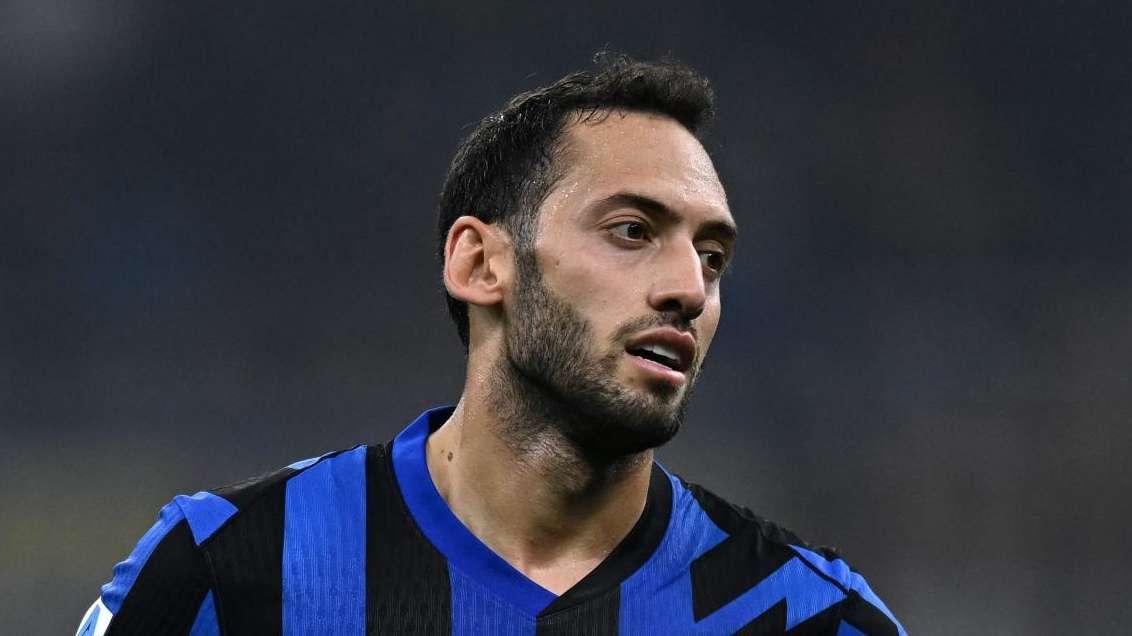 Sky - Calhanoglu in conferenza pre-Montenegro con Montella. L'Inter avrebbe preferito il rientro immediato