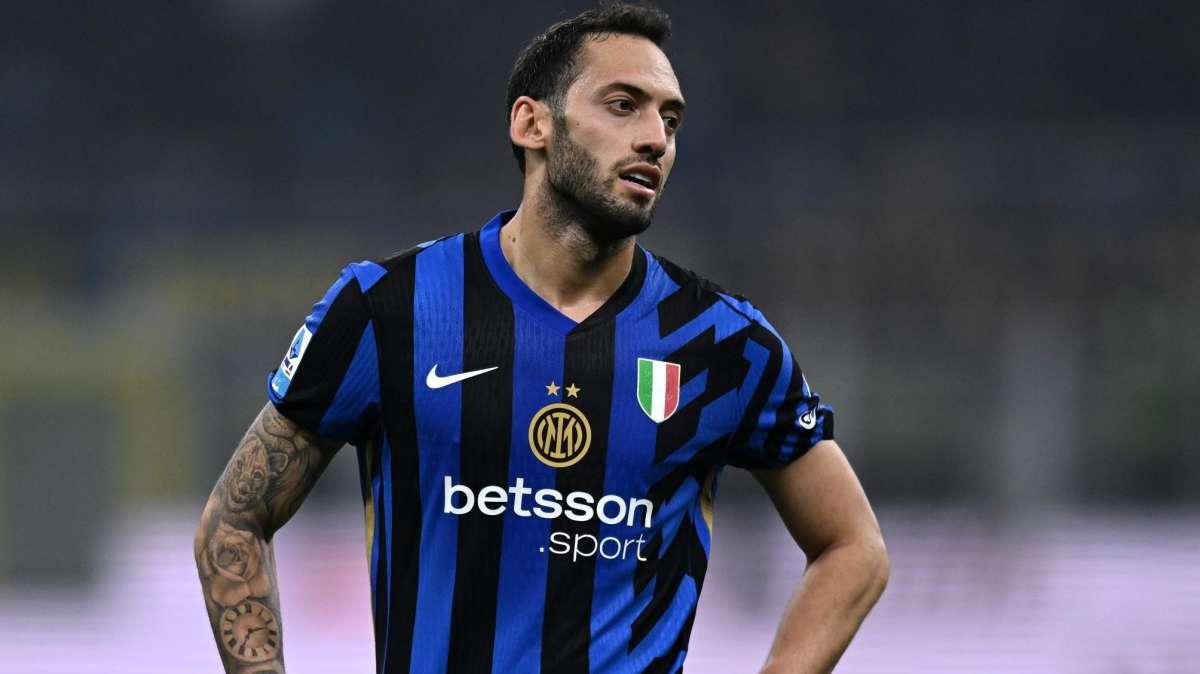 TMW - Calhanoglu, lo stop è per un problema al polpaccio: previsto un test nel pomeriggio 