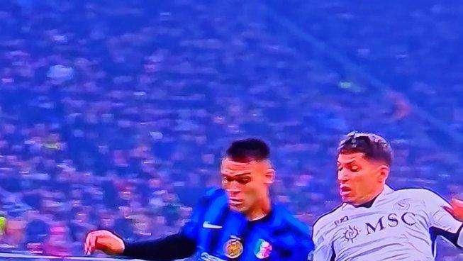 Inter-Napoli, la moviola - Mariani, direzione con qualche sbavatura. 'Rigorino' su Dumfries, ma prima c'è una mano di Oliveira