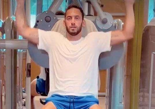 Calhanoglu suda anche in vacanza: mattinata in palestra per il turco