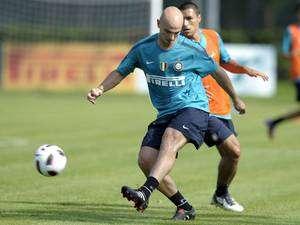 Cambiasso in gruppo. Specifico per Motta e Chivu