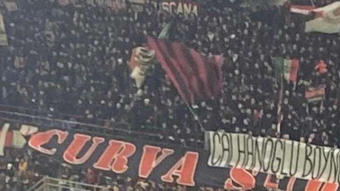 FOTO - Calhanoglu-tifosi Milan, faida infinita: striscione offensivo in turco per l'ex rossonero