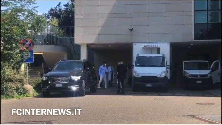 VIDEO - Calhanoglu, visite all'Humanitas terminate: il calciatore lascia la struttura