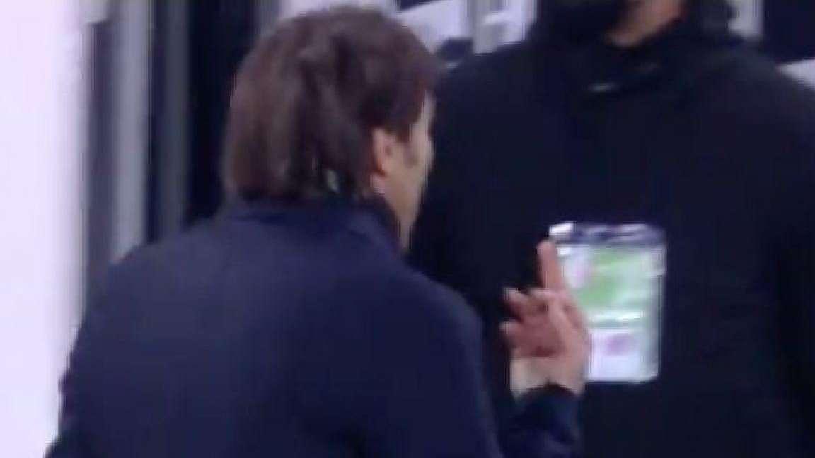 VIDEO - Juve-Inter 'al veleno': dal dito medio di Conte alla mancata ammonizione di Pjanic