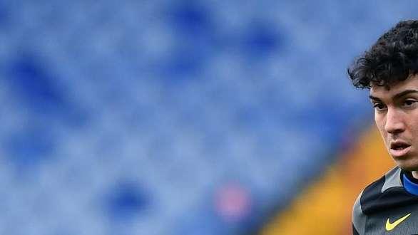 FcIN - Rinnovo Bastoni, formula per l'ingaggio in stile Barella. Intesa totale in attesa del placet di Suning
