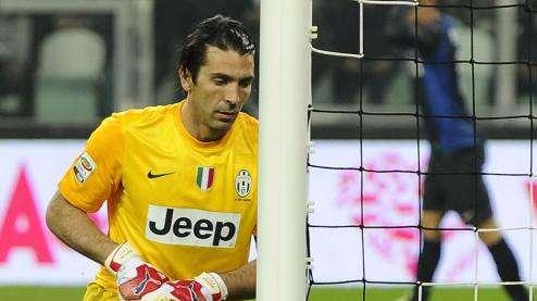 Siparietto a fine gara tra Cambiasso e Gigi Buffon