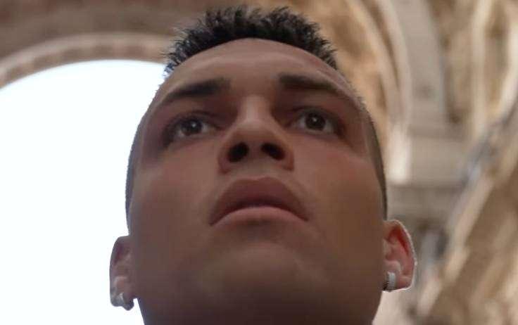 VIDEO - Lautaro in piazza Duomo per 'festeggiare' il rinnovo: "La mia casa è qui"