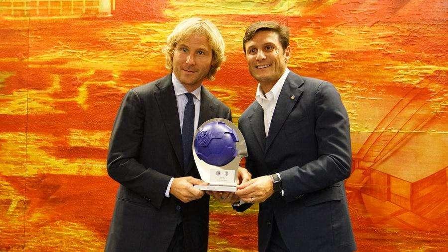 Juve-Inter, all'intervallo scambio di doni tra i due club e Relevent Sports Group