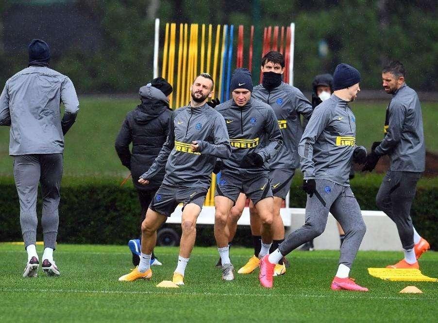VIDEO - Rifinitura sotto la pioggia prima della partenza per Kiev. Tornano ad allenarsi Hakimi e Young