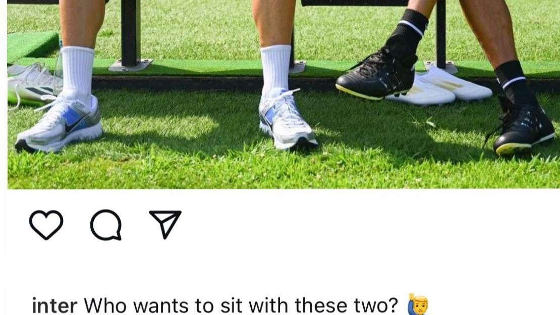 Calhanoglu affamato al fianco di Inzaghi, l'Inter rilancia e fa un invito social: "Chi vuol sedersi con questi due?"