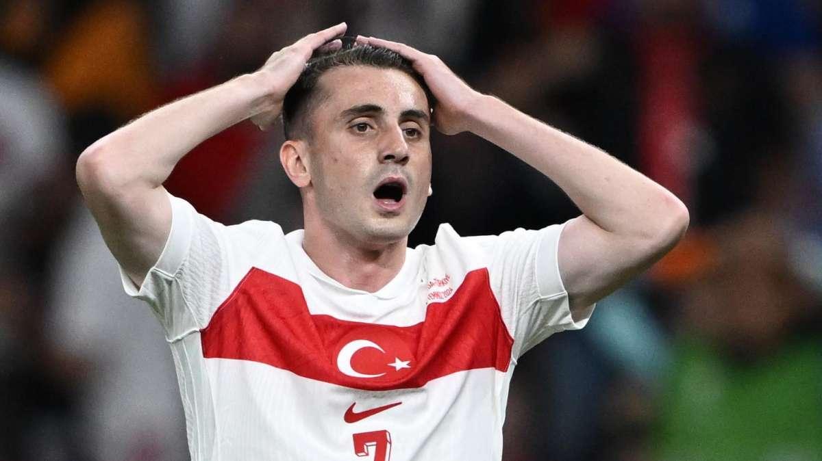 Senza Calhanoglu, Aktürkoğlu fallisce il rigore all'89' di Turchia-Galles. Bellamy: "Il fallo non c'era, giusto così"