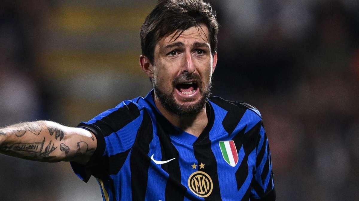 Acerbi raggiunge le 100 presenze in nerazzurro, l'Inter: "Punto di riferimento per i suoi compagni e per i tifosi"