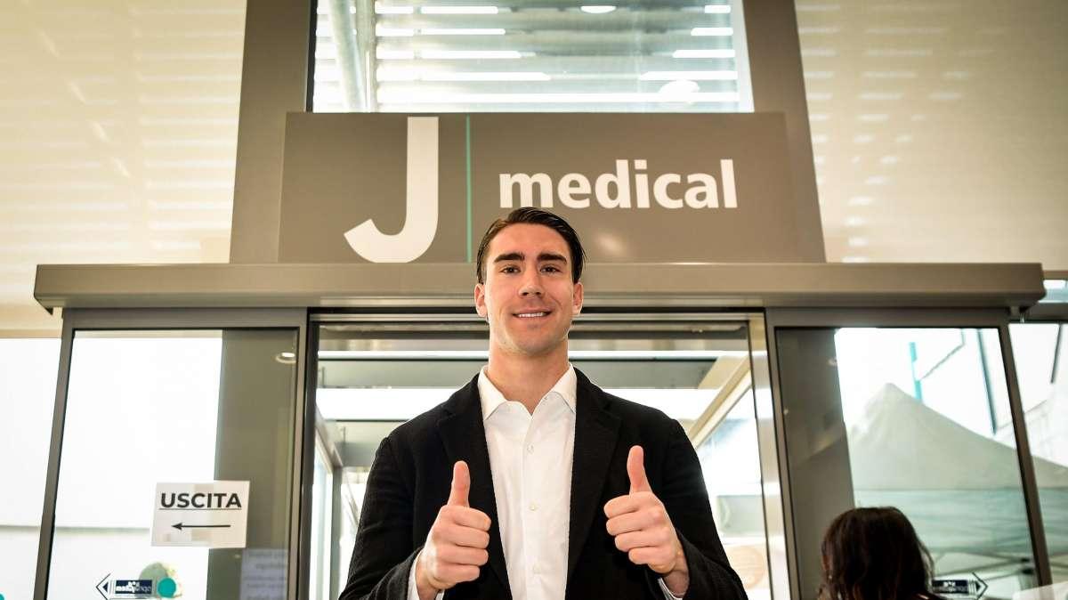UFFICIALE - Vlahovic è un giocatore della Juventus: firma fino al 2026