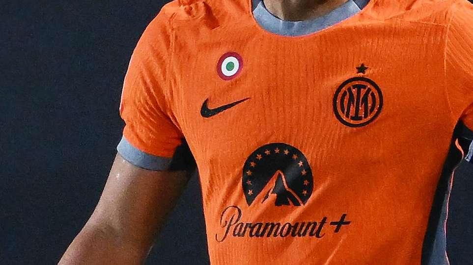Tra poco Udinese-Inter, le foto dagli spogliatoi: Lautaro e compagni in campo con la divisa arancione 