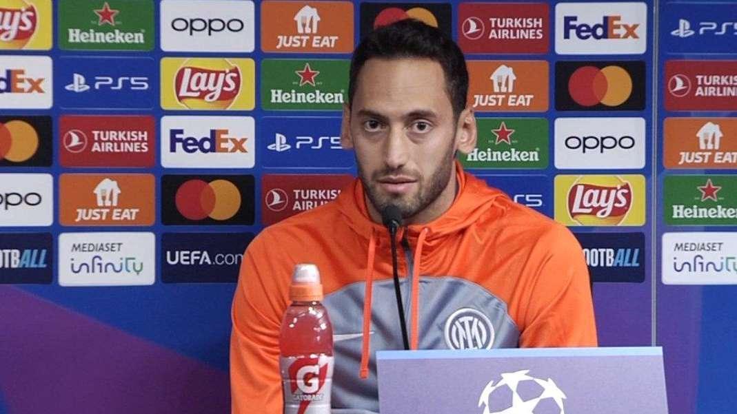 Calhanoglu in conferenza: "Darò sempre tutto per l'Inter. Il feeling con i tifosi? Non si può spiegare"