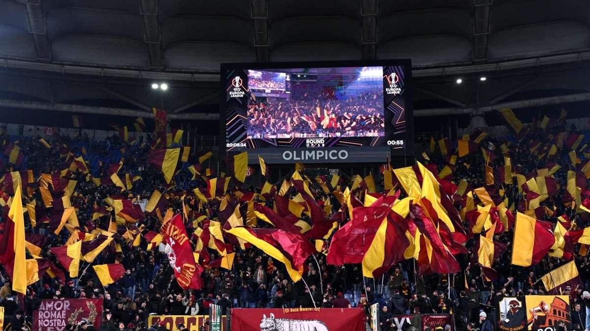 GdS - Olimpico sold-out per Roma-Inter: gioco di luci prima del match, prevista una coreografia importante 