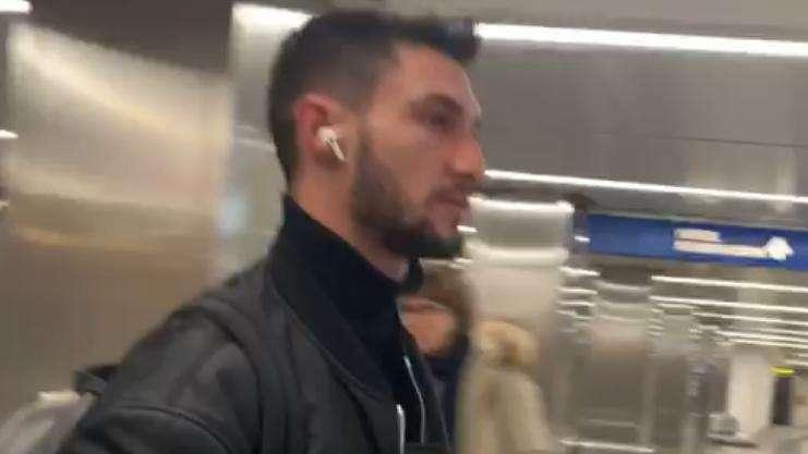 VIDEO - Matteo Politano è tornato a Milano: faccia tesa, nessuna dichiarazione al suo arrivo a Linate