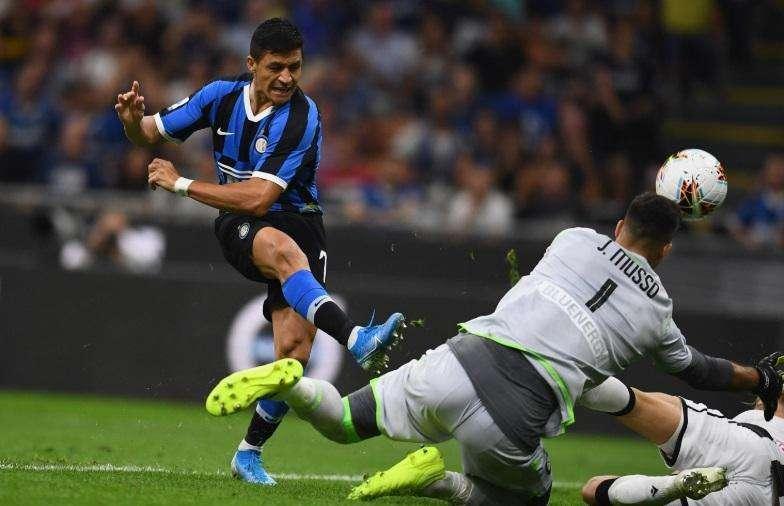 FOTO - Sanchez sfiora il gol lampo all'esordio in nerazzurro: Musso gli nega la rete personale