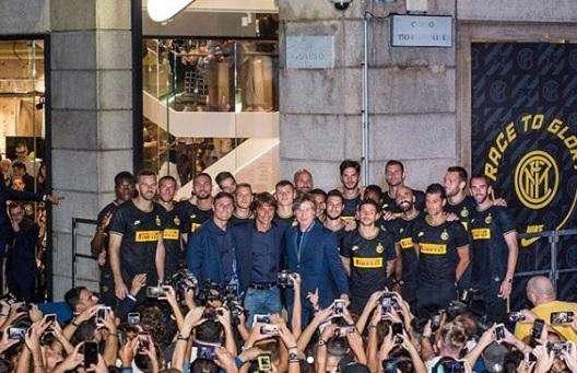 Presentata la terza maglia, Godin: "Un bel momento insieme ai tifosi"