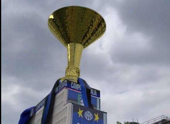 VIDEO - "Finalmente la Coppa è a casa": un enorme trofeo in cima alla sede