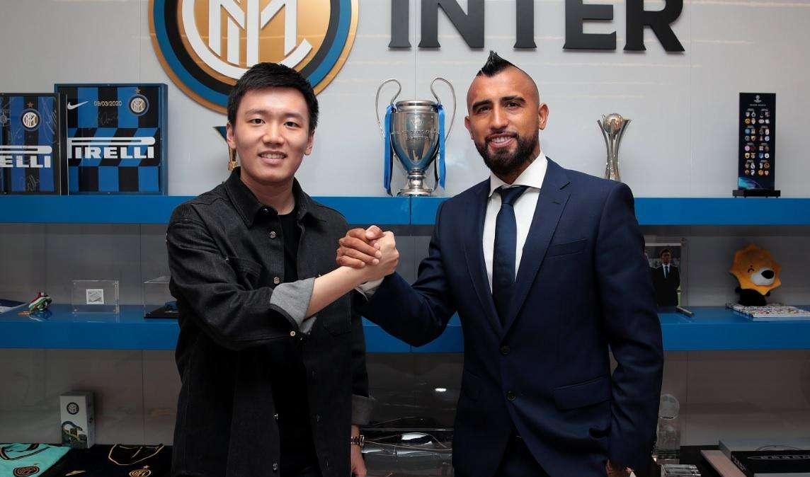 FOTO - "Benvenuto Arturo": l'Inter accoglie Vidal. Il cileno in posa col presidente Zhang mentre firma il contratto