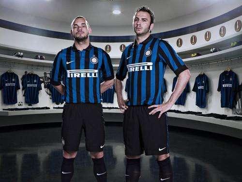Sneijder e Pazzini posano con le nuove maglie